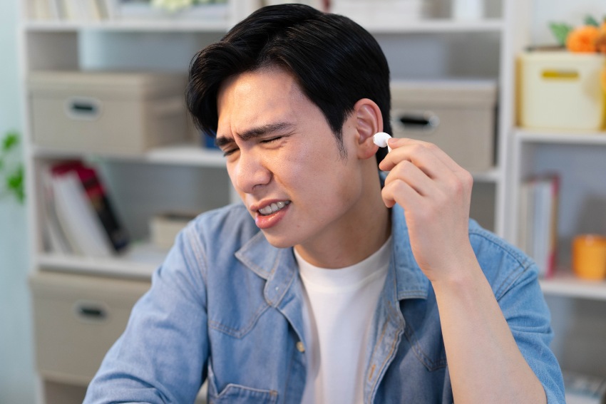 Junger-Mann-mit-In-Ears